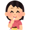 デザートを食べている女性